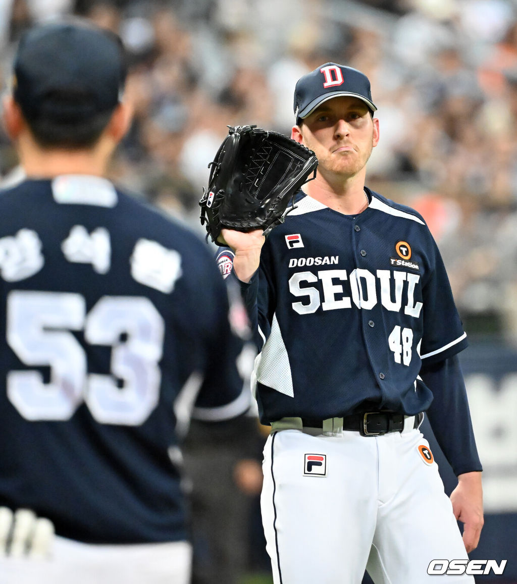 23일 오후 서울 고척스카이돔에서 ‘2023 신한은행 SOL KBO리그’ 키움 히어로즈와 두산 베어스의 경기가 열렸다. 4회말 무사 주자 2루 키움 주성원을 1루수 앞 땅볼로 처리한 두산 선발 브랜든이 양석환에게 사인을 보내고 있다. 2023.08.23 / rumi@osen.co.kr