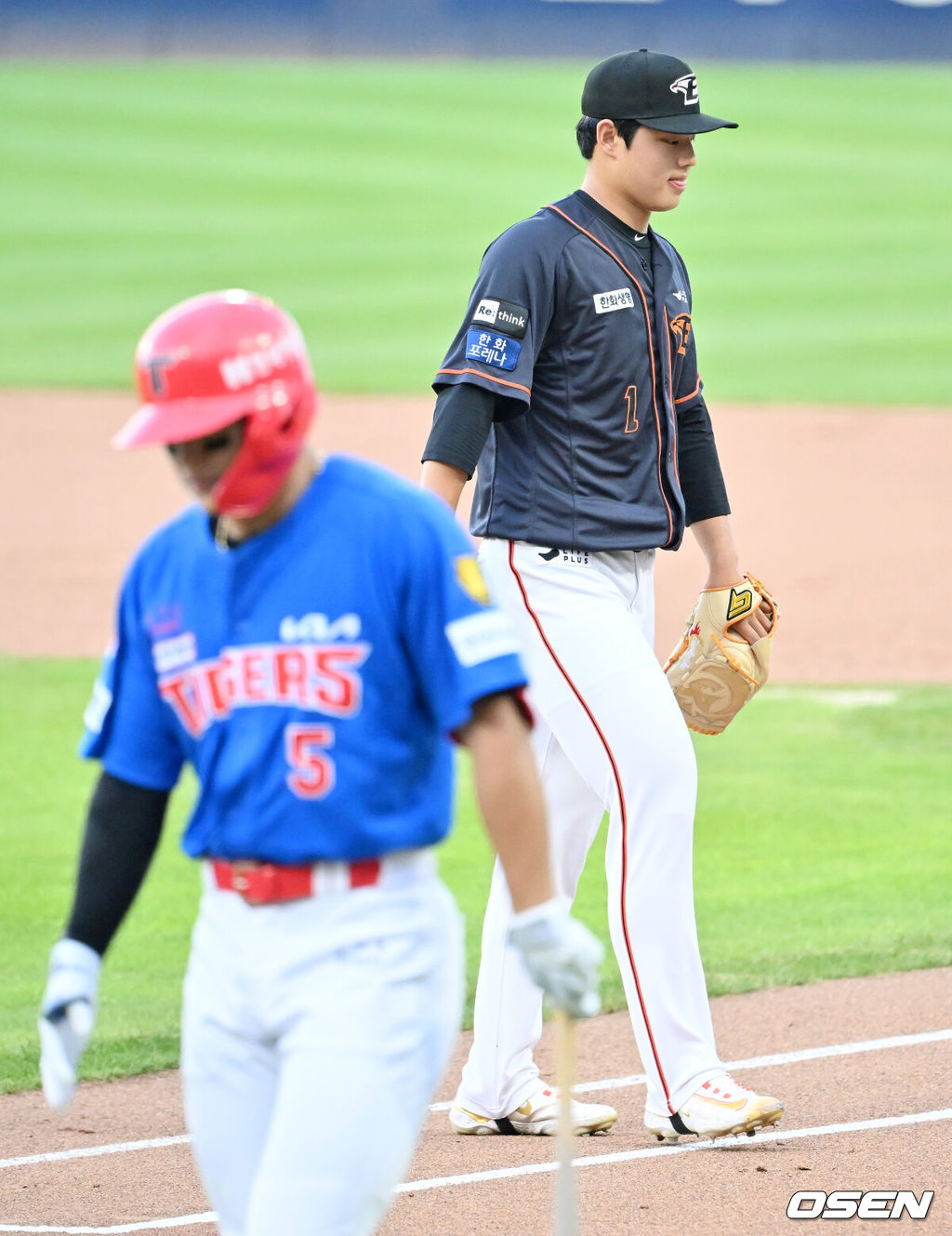 1회말 2사 한화 선발 문동주가 KIA 김도영을 유격수 라인드라이브 아웃으로 막아낸 후 덕아웃으로 향하고 있다. 2023.08.06 / rumi@osen.co.kr