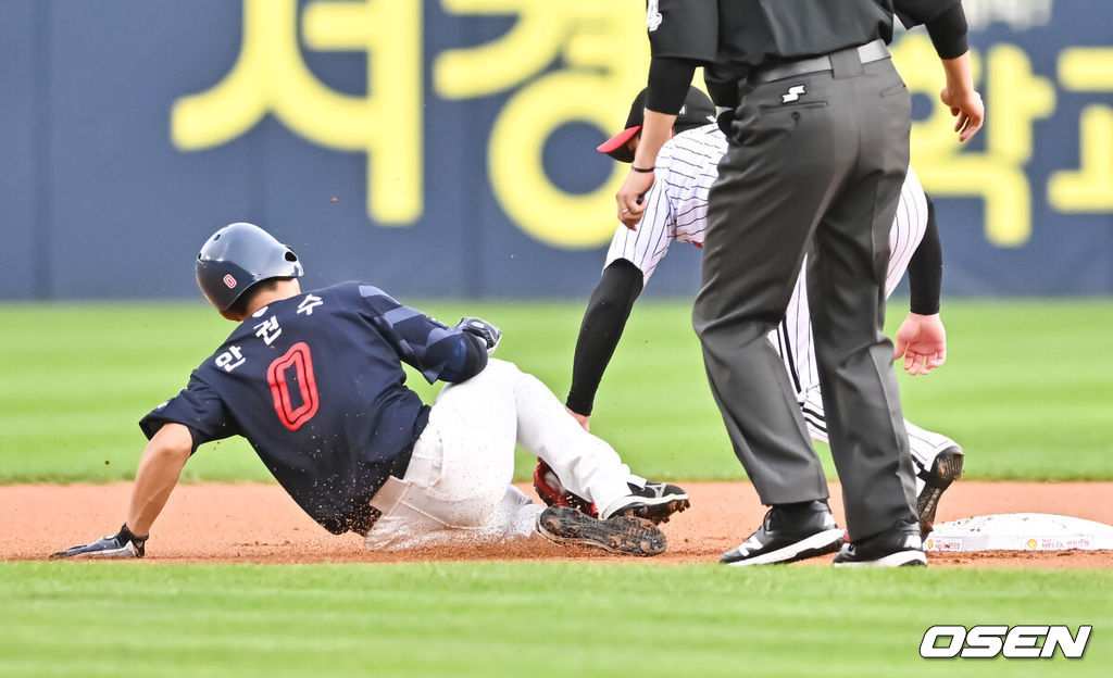 24일 오후 서울 잠실구장에서 2023 신한은행 SOL KBO리그 LG 트윈스와 롯데 자이언츠의 경기가 진행됐다.1회초 무사 2루 롯데 김민석의 타석때 2루 주자 안권수가 견제사 당하고 있다.   2023.08.24 / soul1014@osen.co.kr