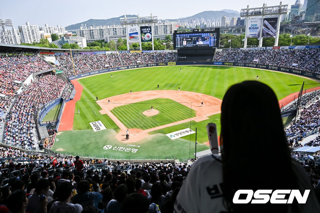 두산 베어스가 26일 잠실야구장에서 열리는 SSG 랜더스와 정규시즌 맞대결에서 ‘앳홈 스폰서 데이’ 행사를 진행한다. / OSEN DB