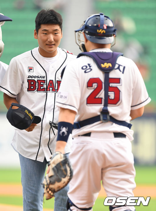 2018 두산 1차지명 투수 곽빈이 시구를 마친 뒤 포수 양의지와 인사를 나누고 있다. /dreamer@osen.co.kr