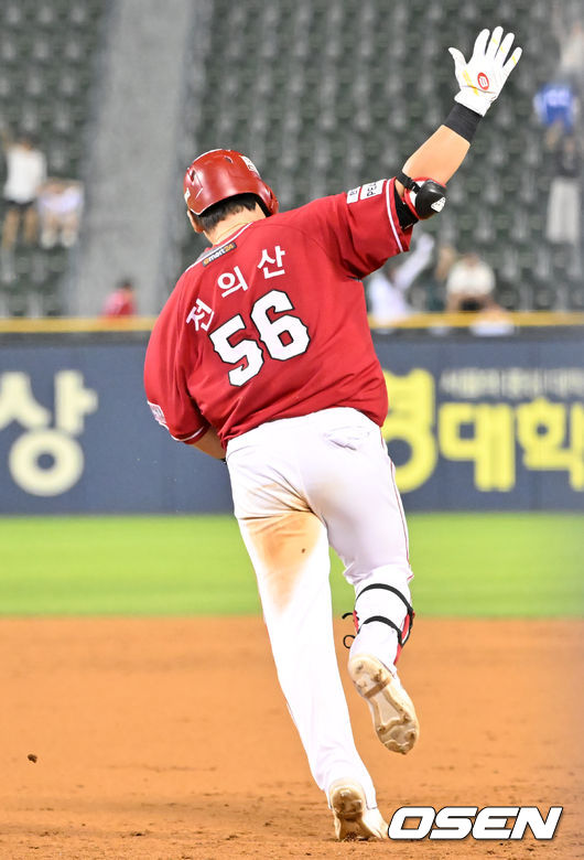 26일 오후 서울 잠실야구장에서 ‘2023 신한은행 SOL KBO리그’ 두산 베어스와 SSG 랜더스의 경기가 열렸다.8회초 무사 SSG 전의산이 중견수 앞 재역전 솔로홈런을 날린 후 그라운드를 돌고 있다. 2023.08.26 / rumi@osen.co.kr