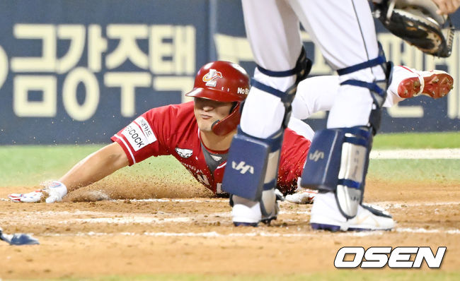 26일 오후 서울 잠실야구장에서 ‘2023 신한은행 SOL KBO리그’ 두산 베어스와 SSG 랜더스의 경기가 열렸다.8회초 무사 주자 1루 SSG 하재훈이 3루를 돌아 홈에서 세이프되며 동점 2타점 그라운드 홈런에 성공하고 있다. 통산 94번째-팀(SK-SSG) 역대 세번째 기록. 2023.08.26 / rumi@osen.co.kr