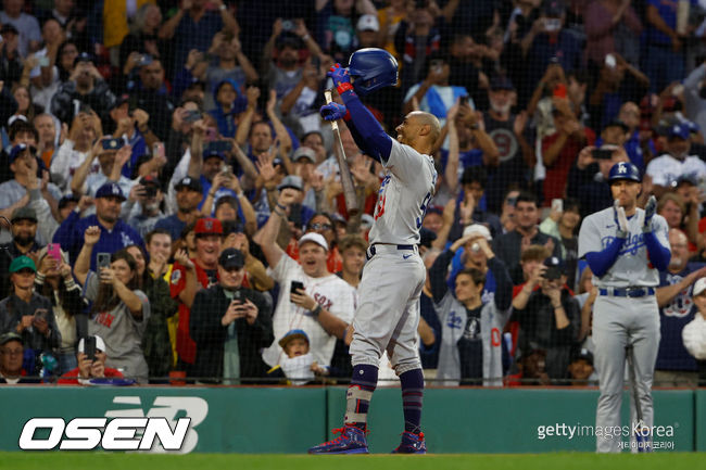 [사진] LA 다저스 무키 베츠가 보스턴 관중들의 환호에 헬멧을 벗어 답하고 있다. ⓒGettyimages(무단전재 및 재배포 금지)