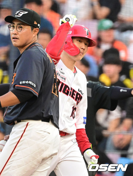 26일 오후 광주 KIA챔피언스필드에서 2023 신한은행 SOL KBO리그 KIA 타이거즈와 한화 이글스의 경기가 진행됐다.3회말 1사 KIA 최원준이 안타를 날린 뒤 세리머니를 하고 있다. 2023.08.26 / ksl0919@osen.co.kr