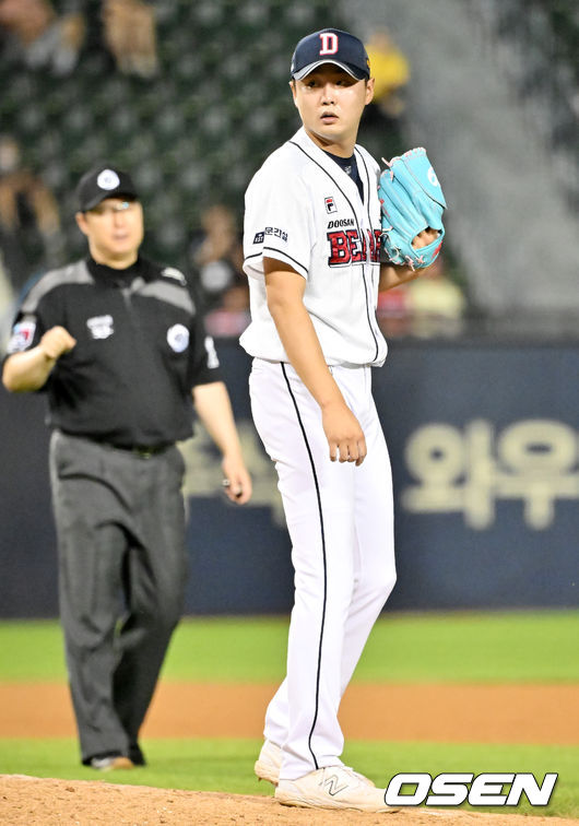 26일 오후 서울 잠실야구장에서 ‘2023 신한은행 SOL KBO리그’ 두산 베어스와 SSG 랜더스의 경기가 열렸다.9회초 1사 주자 1루 SSG 김강민 타석에서 두산 정철원이 보크를 범하며 아쉬워하고 있다. 2023.08.26 / rumi@osen.co.kr