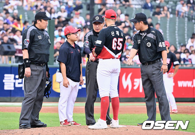 13일 부산 사직구장에서 2023 신한은행 SOL KBO리그 롯데 자이언츠와 KIA 타이거즈의 경기가 열렸다.KIA 타이거즈 산체스가 3회말 무사 만루 심판들에게 견제 동작과 관련해 얘기를 하고 있다. 2023.08.13 