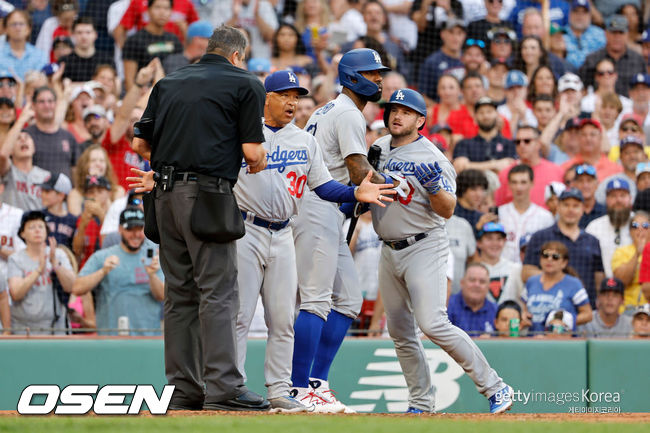 [사진] LA 다저스 맥스 먼시(오른쪽)가 볼 판정에 격하게 어필하고 있다. ⓒGettyimages(무단전재 및 재배포 금지)