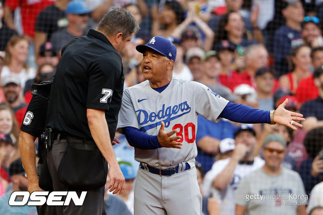 [사진] LA 다저스 데이브 로버츠 감독이 볼 판정에 어필하다 퇴장을 당했다. ⓒGettyimages(무단전재 및 재배포 금지)