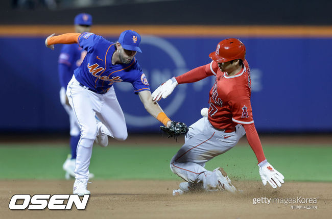 [사진] LA 에인절스 오타니 쇼헤이(오른쪽)가 2루 도루를 하고 있다. ⓒGettyimages(무단전재 및 재배포 금지)