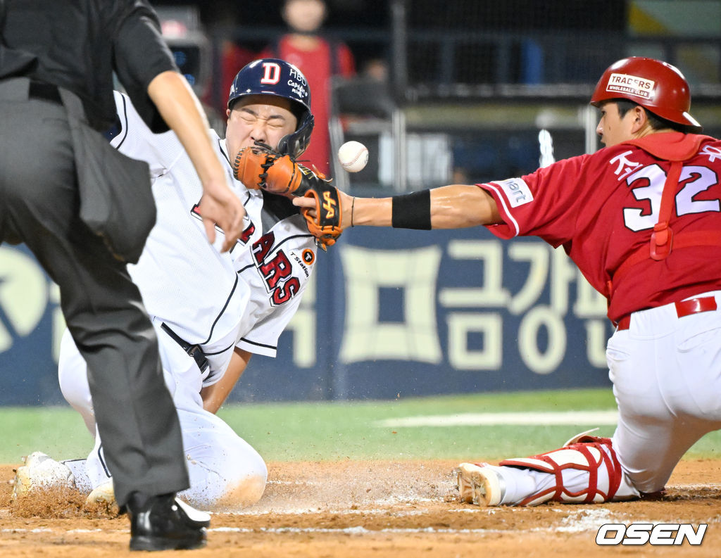 26일 오후 서울 잠실야구장에서 ‘2023 신한은행 SOL KBO리그’ 두산 베어스와 SSG 랜더스의 경기가 열렸다.7회말 2사 주자 2루 두산 강승호의 좌익수 앞 1타점 적시타때 양석환이 홈으로 몸을 날려 세이프 되며 SSG 조형우의 글러브에 입을 맞고 있다. 2023.08.26 / rumi@osen.co.kr