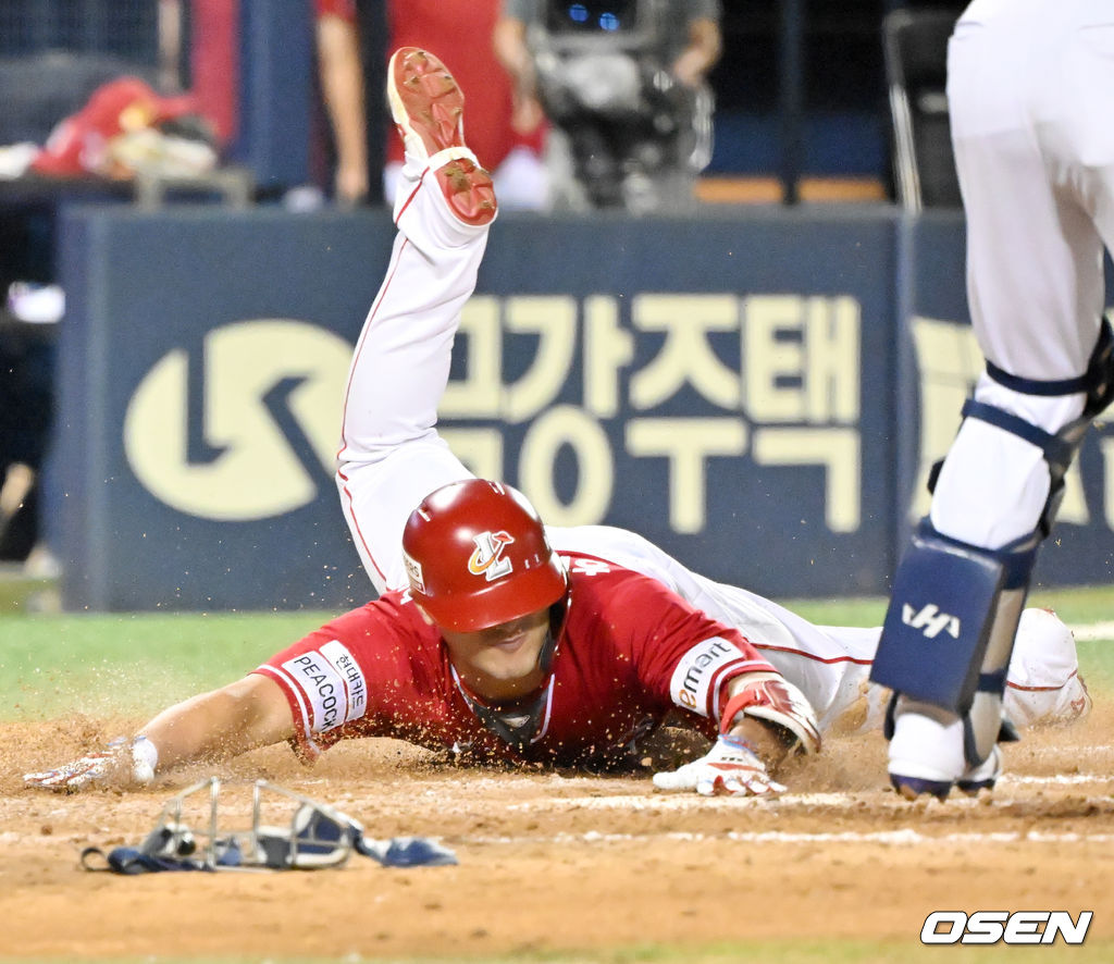 26일 오후 서울 잠실야구장에서 ‘2023 신한은행 SOL KBO리그’ 두산 베어스와 SSG 랜더스의 경기가 열렸다.8회초 무사 주자 1루 SSG 하재훈이 3루를 돌아 홈에서 세이프되며 동점 2타점 그라운드 홈런에 성공하고 있다. 통산 94번째-팀(SK-SSG) 역대 세번째 기록. 2023.08.26 / rumi@osen.co.kr