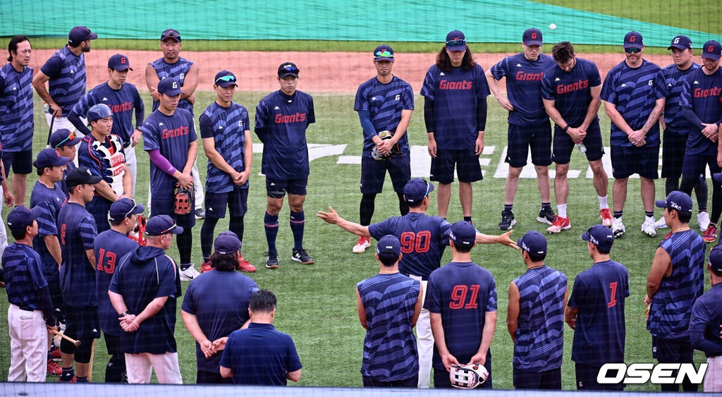 롯데 자이언츠 선수들이 훈련 전 이종운 코치의 얘기를 듣고 있다. 2023.06.27 / foto0307@osen.co.kr