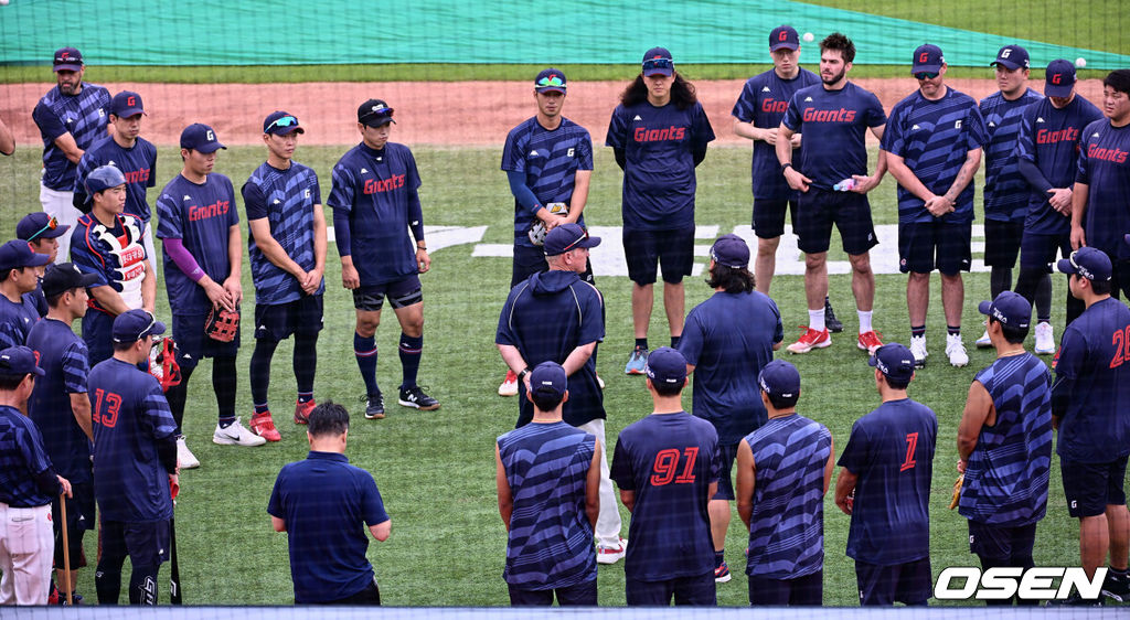 롯데 선수들이 훈련 전 모여 래리 서튼 감독의 얘기를 듣고 있다. 2023.06.27 / foto0307@osen.co.kr