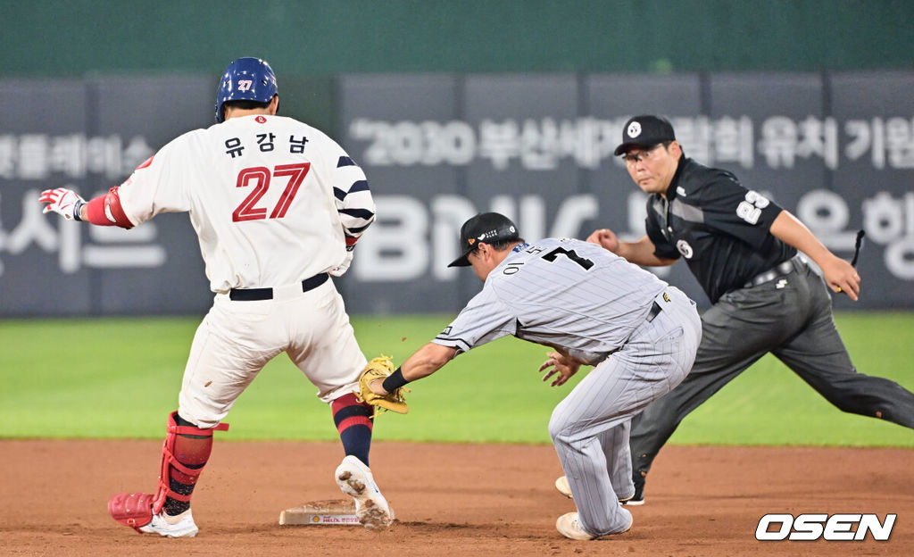 롯데 유강남이 8회말 무사 2루 1타점 적시타를 치고 2루까지 쇄도 했으나 한화 유격수 이도윤에게 태그 아웃당하고 있다. 2023.06.15 / foto0307@osen.co.kr