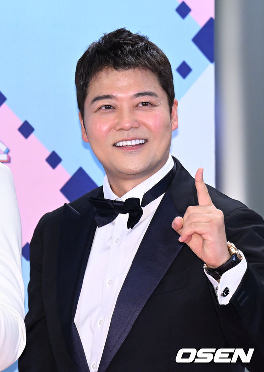 29일 오후 서울 상암 MBC 미디어센터에서 2022 MBC 방송연예대상 레드카펫 행사가 진행됐다.방송인 전현무가 레드카펫을 밟고 있다. 2022.12.29 /sunday@osen.co.kr