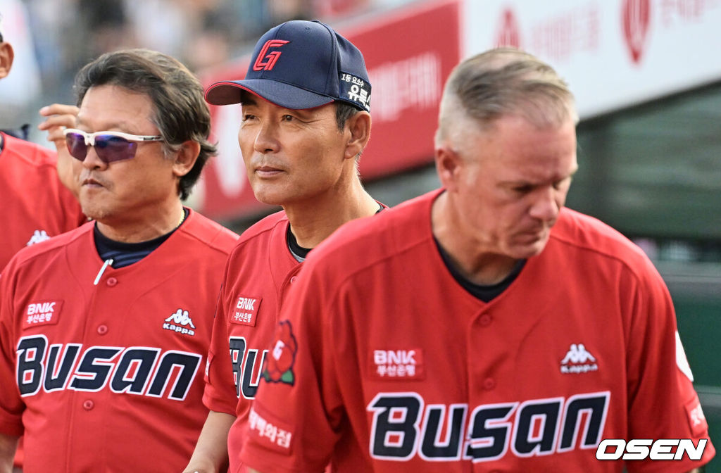 롯데 이종운 감독대행(가운데), 래리 서튼 감독(오른쪽). 2023.08.12 / foto0307@osen.co.kr