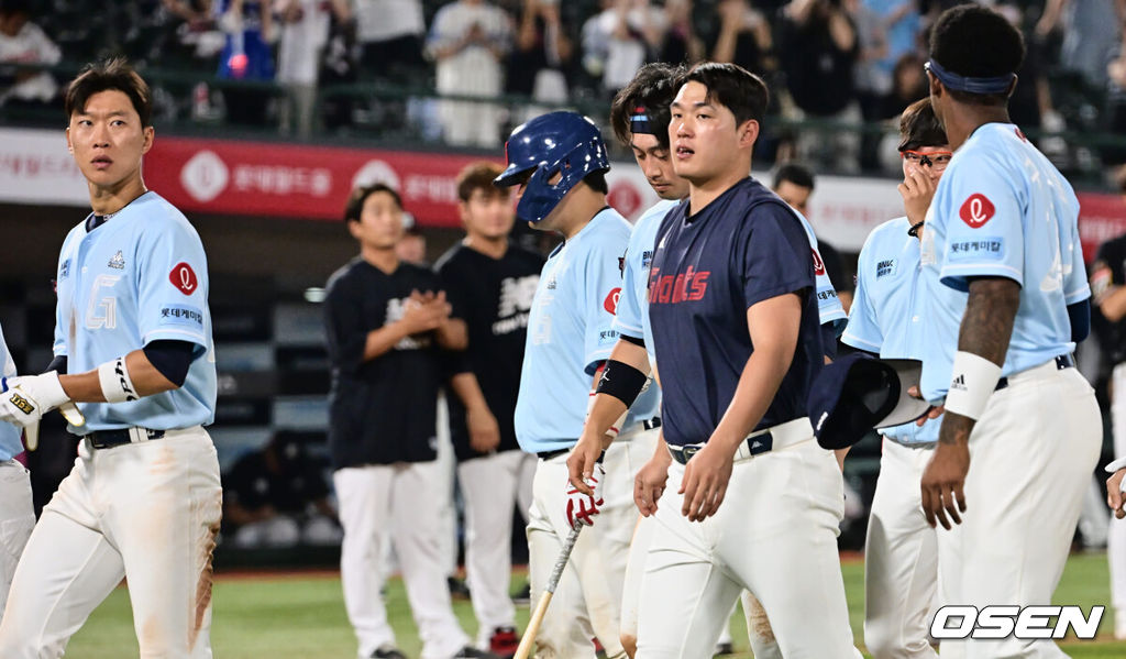 롯데 선수들이 패배 후 아쉬워하고 있다. 2023.08.27 / foto0307@osen.co.kr