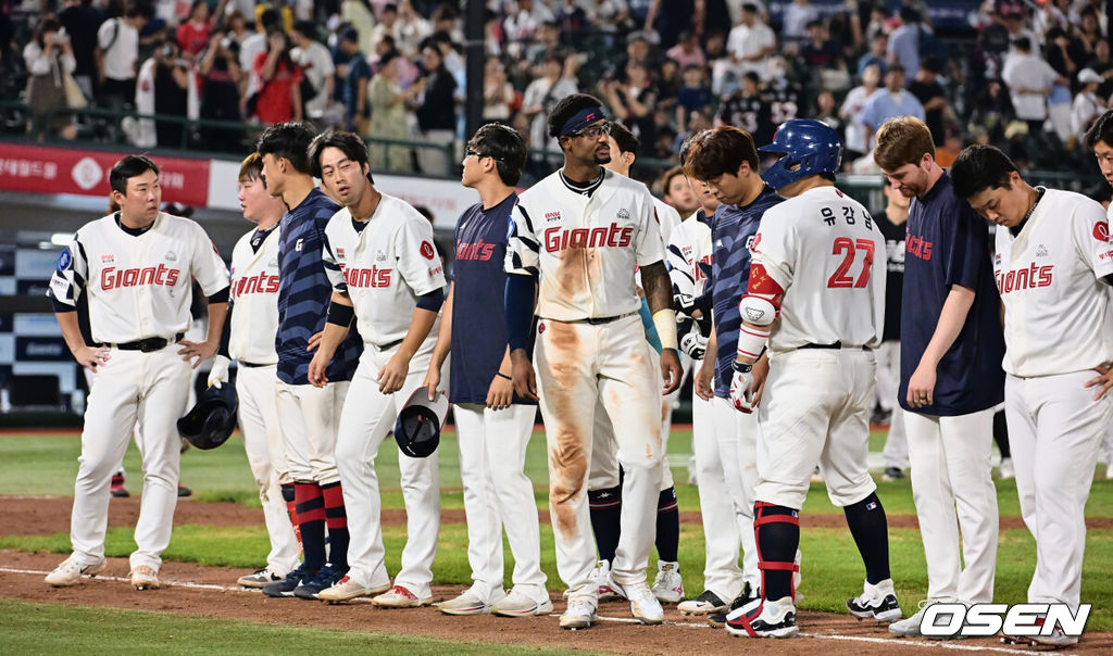 롯데 선수들이 패배 후 아쉬워하고 있다. 2023.08.26 / foto0307@osen.co.kr