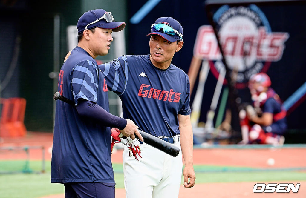 롯데 이종운 감독대행(오른쪽), 안치홍. 2023.06.27 / foto0307@osen.co.kr