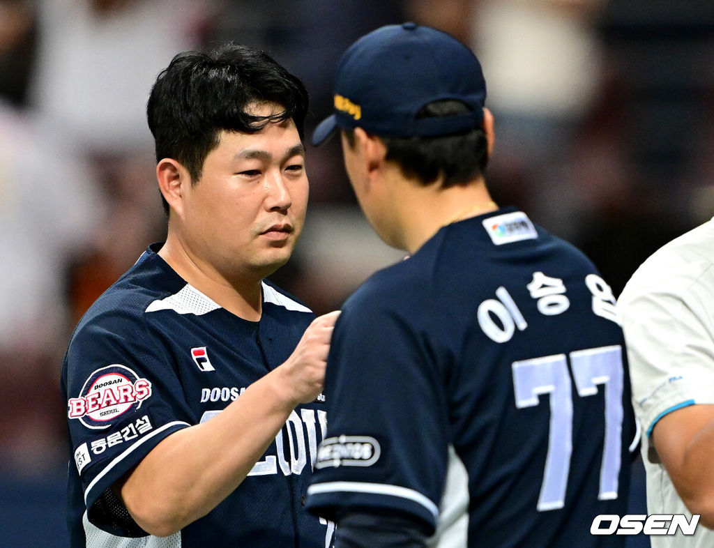 경기 후 두산 이승엽 감독과 양의지가 인사를 나누고 있다. / OSEN DB