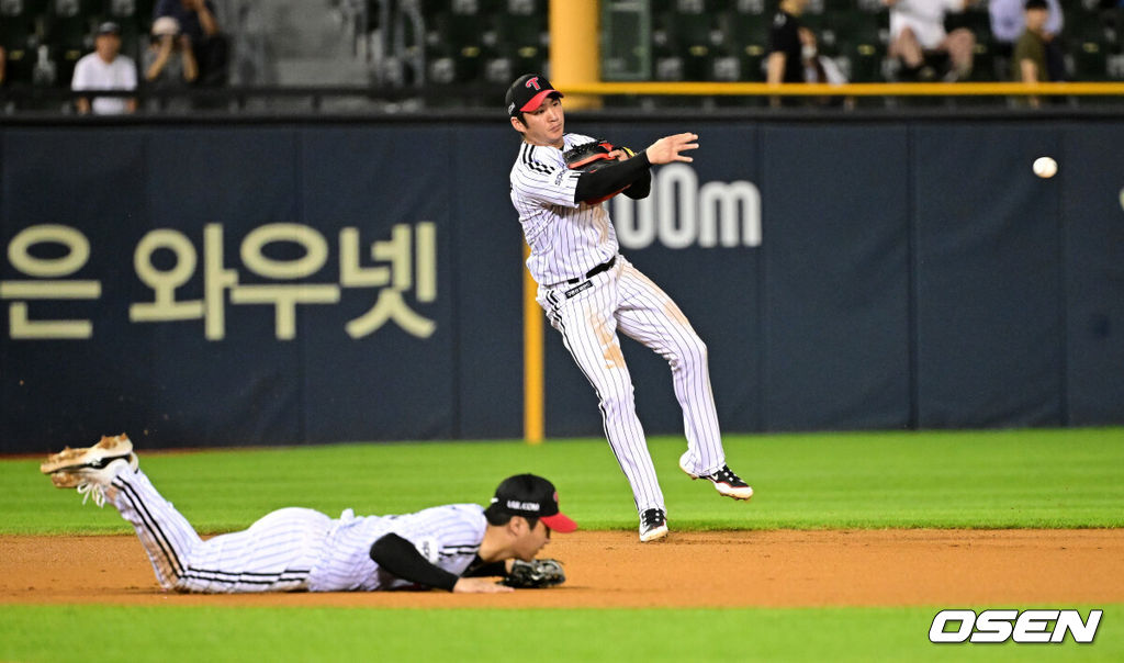 31일 오후 서울 잠실야구장에서 ‘2023 신한은행 SOL KBO리그’ LG 트윈스와 두산 베어스의 경기가 열렸다. 3회초 무사 1,2루에서 LG 오지환이 두산 양의지의 유격수 땅볼을 잡아 병살로 연결하고 있다. 2023.08.31 /jpnews@osen.co.kr