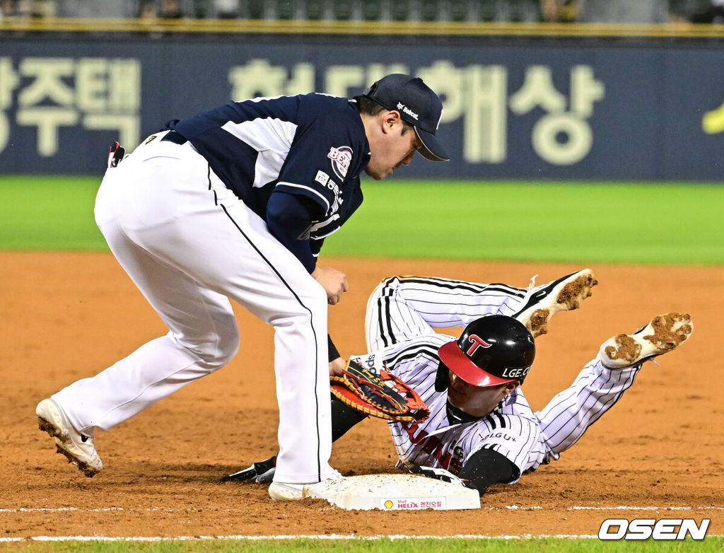 31일 오후 서울 잠실야구장에서 ‘2023 신한은행 SOL KBO리그’ LG 트윈스와 두산 베어스의 경기가 열렸다. 2회말 1사 1루에서 LG 문보경이 견제에 걸리며 두산 양석환에 태그아웃 당하고 있다. 2023.08.31 /jpnews@osen.co.kr