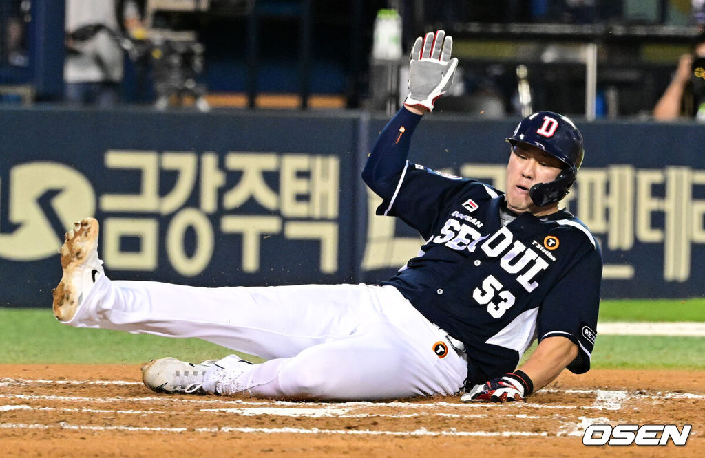 31일 오후 서울 잠실야구장에서 ‘2023 신한은행 SOL KBO리그’ LG 트윈스와 두산 베어스의 경기가 열렸다. 6회초 2사 2루에서 두산 양석환이 김재환의 선제 1타점 적시타에 홈을 밟고 있다. 2023.08.31 /jpnews@osen.co.kr