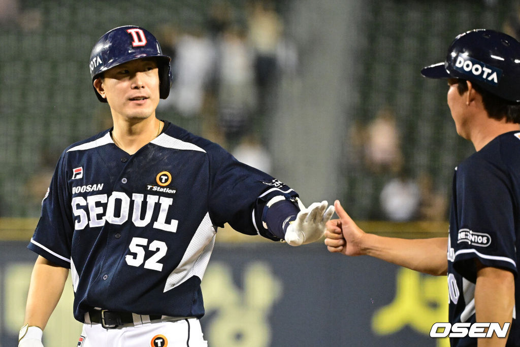 31일 오후 서울 잠실야구장에서 ‘2023 신한은행 SOL KBO리그’ LG 트윈스와 두산 베어스의 경기가 열렸다. 8회초 무사에서 두산 김재호가 중전안타를 날리며 기뻐하고 있다. 2023.08.31 /jpnews@osen.co.kr