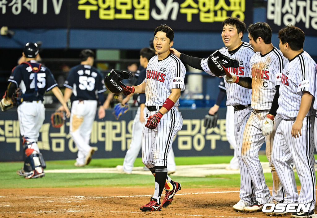 LG가 두산에 짜릿한 끝내기 승리를 거뒀다.  LG는 31일 서울 잠실구장에서 열린 2023 KBO리그 두산과의 경기에서 연장 10회말 3-2 끝내기로 승리했다. 0-2로 뒤진 경기를 8회말 동점을 만들었고, 연장 10회말 2사 후 박해민의 끝내기 안타가 터졌다.  두산은 3연패에 빠지며 54승 1무 54패가 됐다. '잠실 라이벌' LG 상대로 최근 연패를 당했다. 선두 LG는 3연패를 끊었다. 66승 2무 41패. 극적인 승리를 거두며 이날 삼성에 승리한 2위 KT와 거리를 4.5 경기 차이를 유지했다.  연장 10회말 2사 1,2루에서 LG 박해민이 끝내기 안타를 날리며 동료선수들과 기뻐하고 있다. 2023.08.31 /jpnews@osen.co.kr