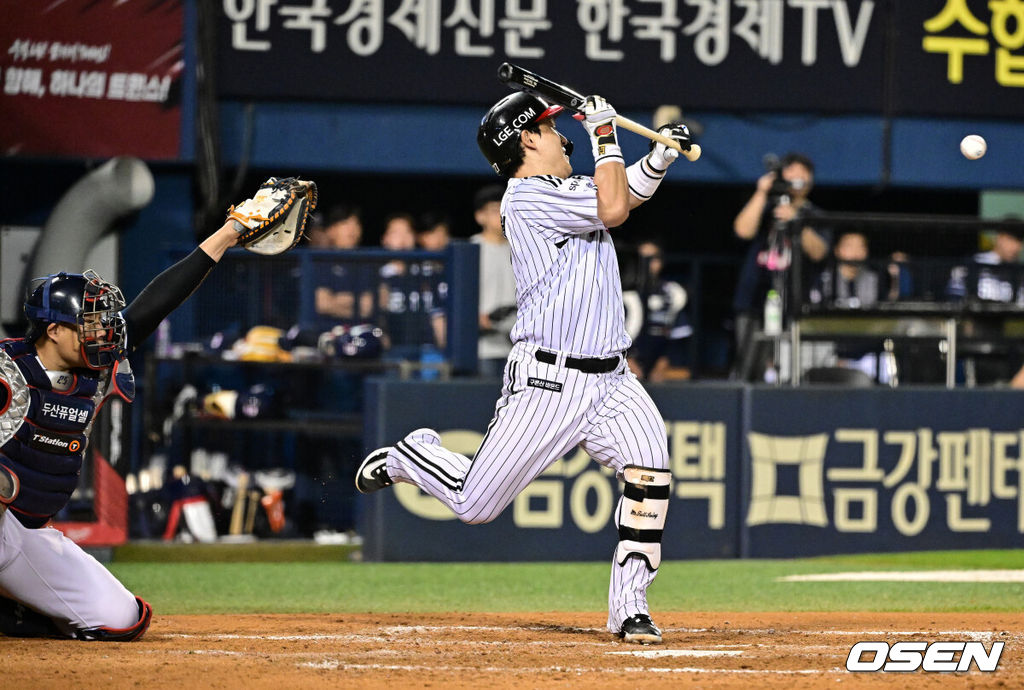 31일 오후 서울 잠실야구장에서 ‘2023 신한은행 SOL KBO리그’ LG 트윈스와 두산 베어스의 경기가 열렸다. 8회말 1사 1,3루에서 LG 박동원이 스퀴즈 번트를 시도하고 있다. 2023.08.31 /jpnews@osen.co.kr