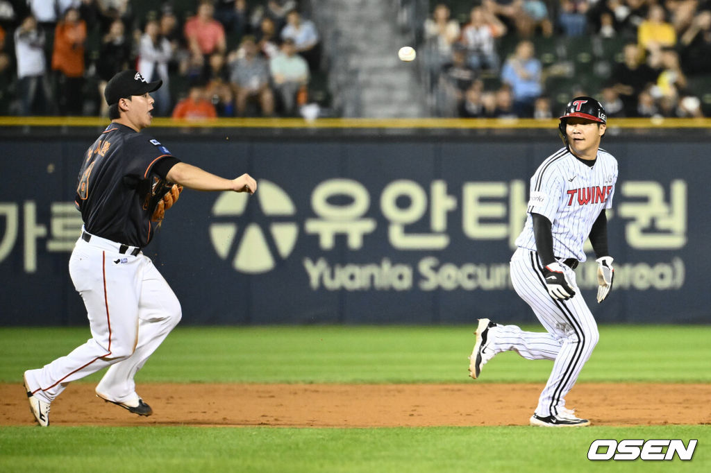 1일 오후 서울 잠실야구장에서 ‘2023 신한은행 SOL KBO리그’ LG 트윈스와 한화 이글스의 경기가 열렸다.4회말 1사 2,3루 한화 3루수 노시환이 LG 박동원의 땅볼에 런다운 걸린 문보경을 수비 하고 있다. LG 박동원은 출루, 오스틴은 득점을 올렸다. 2023.09.01 /cej@osen.co.kr