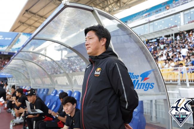 [사진] 김진규 감독대행과 FC서울 벤치 / 한국프로축구연맹 제공.