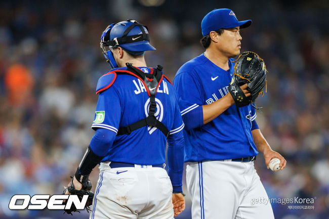 [사진] 토론토 블루제이스 류현진(오른쪽), 대니 잰슨. ⓒGettyimages(무단전재 및 재배포 금지)