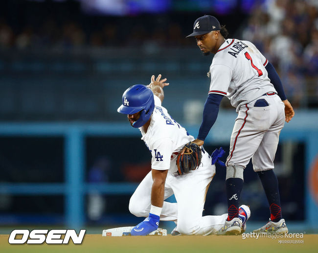 [사진] LA 다저스 아메드 로사리오(왼쪽)가 2루 도루에 성공하고 있다. 애틀랜타 2루수는 아지 알비스. ⓒGettyimages(무단전재 및 재배포 금지)