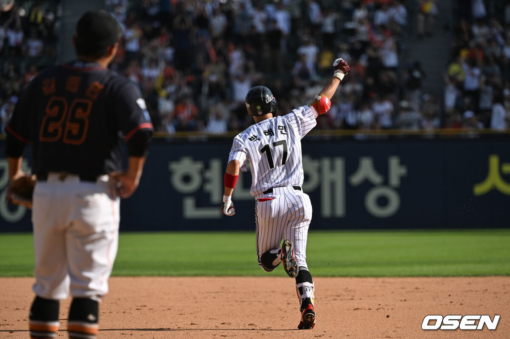 2일 오후 서울 잠실야구장에서 ‘2023 신한은행 SOL KBO리그’ LG 트윈스와 한화 이글스의 경기가 열렸다.8회말 무사 1,3루 LG 박해민이 우월 동점 스리런 홈런을 날린 후 베이스를 돌고 있다. 2023.09.02 /cej@osen.co.kr