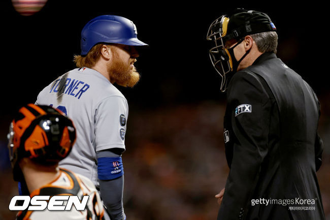 [사진] LA 다저스 시절 저스틴 터너(왼쪽)가 앙헬 에르난데스 심판에게 어필하고 있다. ⓒGettyimages(무단전재 및 재배포 금지)