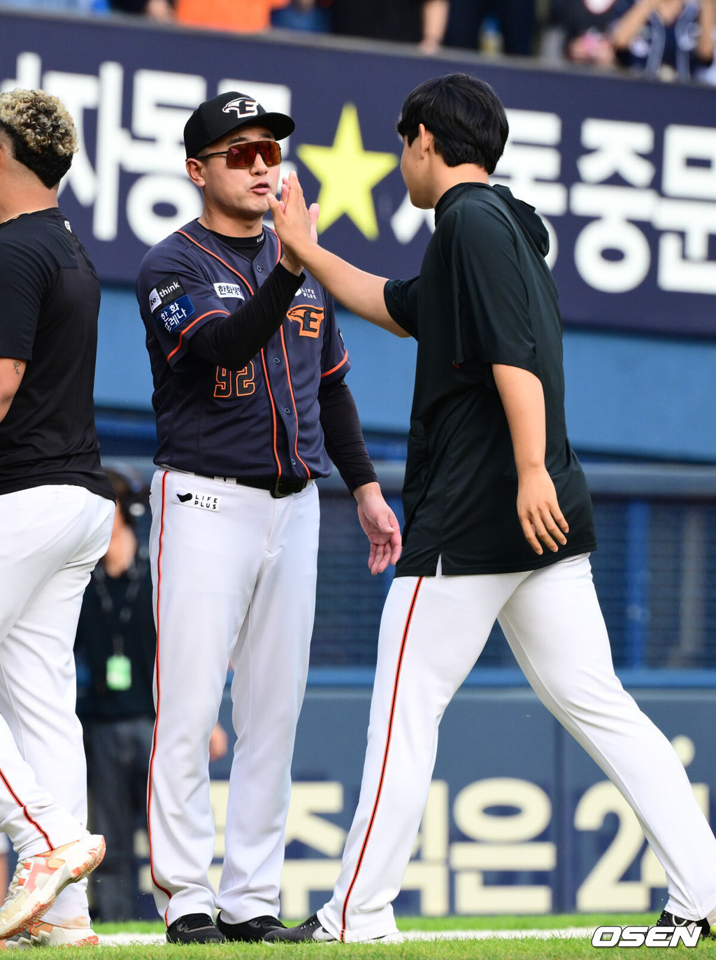 한화가 LG를 꺾고 위닝시리즈를 챙겼다. 한화는 3일 서울 잠실구장에서 열린 2023 KBO리그 LG와 경기에서 5-3으로 승리했다. 한화는 8연패 탈출 이후 2연승으로 위닝시리즈에 성공했다. 경기 종료 후 한화 최원호 감독이 문동주와 승리를 기뻐하고 있다. 2023.09.03 /cej@osen.co.kr