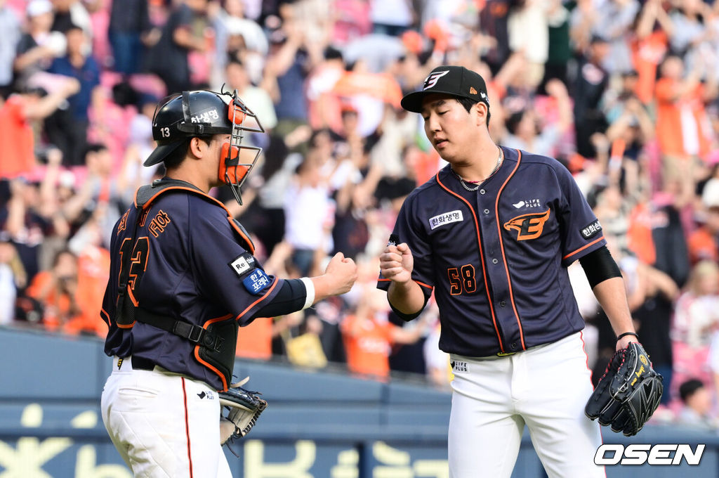 한화는 3일 서울 잠실구장에서 열린 2023 KBO리그 LG와 경기에서 5-3으로 승리했다. 경기 종료 후 한환 최재훈, 박상원 배터리가 승리를 기뻐하고 있다. 2023.09.03 /cej@osen.co.kr