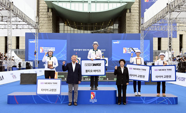 정의선 대한양궁협회장(현대차그룹 회장)이 3일 열린 '현대자동차 정몽구배 한국양궁대회 2023'에서 리커브 종목 시상식을 마치고 선수들과 기념촬영을 하고 있다. 