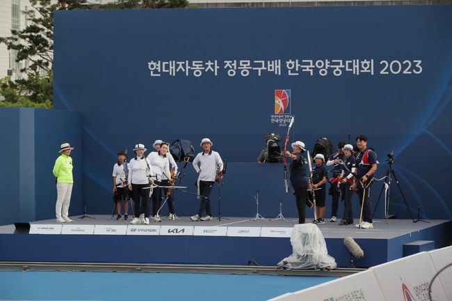 유소년 선수들과 국가대표, 레전드 선수가 함께 한 이벤트 경기 장면. 