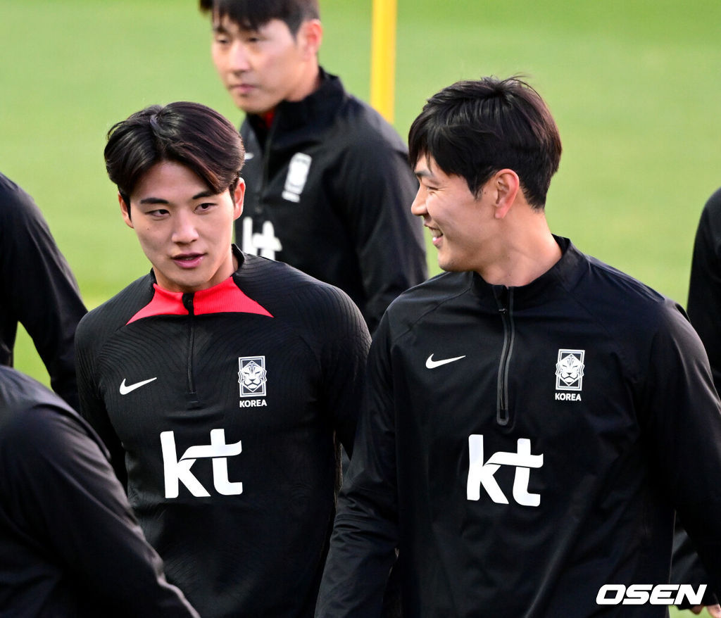 클린스만 감독이 이끄는 대한민국 축구 국가대표팀이 26일 오전 경기도 파주 국가대표트레이닝센터(NFC)에서 오는 28일 우루과이와의 평가전을 앞두고 훈련을 펼쳤다.A대표팀 설영우과 김영권이 훈련을 준비하며 미소짓고 있다. 2023.03.26 / dreamer@osen.co.kr