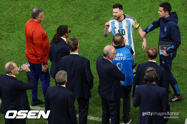 [사진] 루이 반 할 감독과 언쟁을 벌인 리오넬 메시 ⓒGettyimages(무단전재 및 재배포 금지)