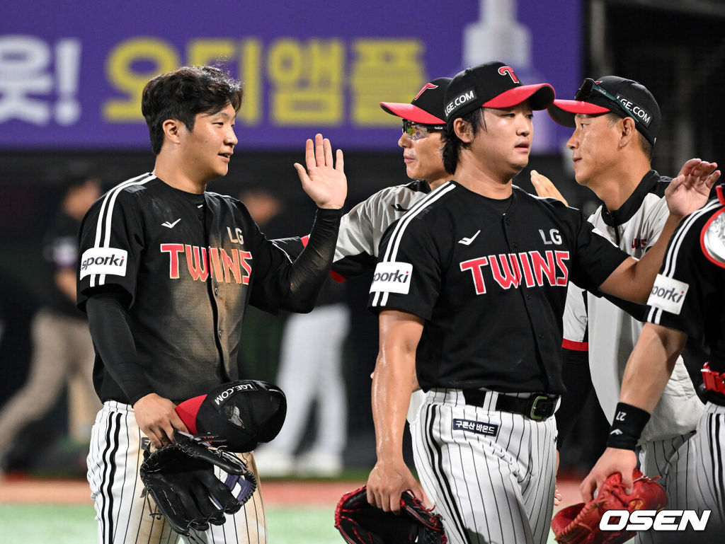 G가 KT를 꺾고 2연패에서 벗어났다. KT는 4연패에 빠졌다. 1위 LG와 2위 KT는 간격은 6.5경기 차이로 벌어졌다. LG는 5일 수원 KT위즈파크에 열린 2023 KBO리그 KT와 경기에서 5-4로 힘겹게 승리했다. 폭우로 인해 경기는 가까스로 끝까지 진행됐다.경기 종료 후 LG 문보경과 고우석이 염경엽 감독과 승리의 기쁨을 나누고 있다. 2023.09.05 /sunday@osen.co.kr