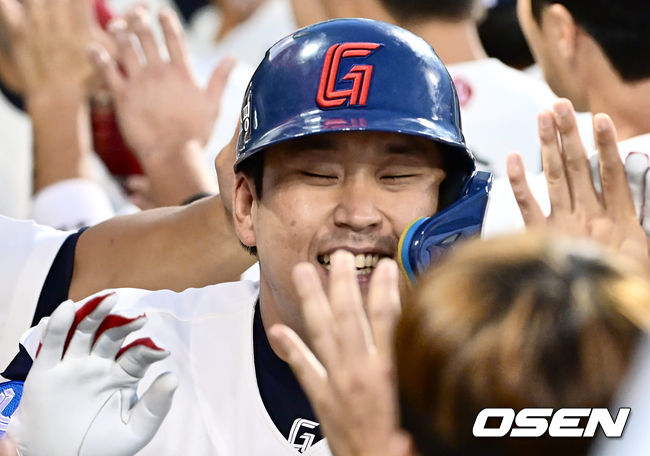 롯데 자이언츠 유강남이 1회말 2사 1,3루 좌중월 3점 홈런을 치고 기뻐하고 있다. 2023.09.05 / foto0307@osen.co.kr