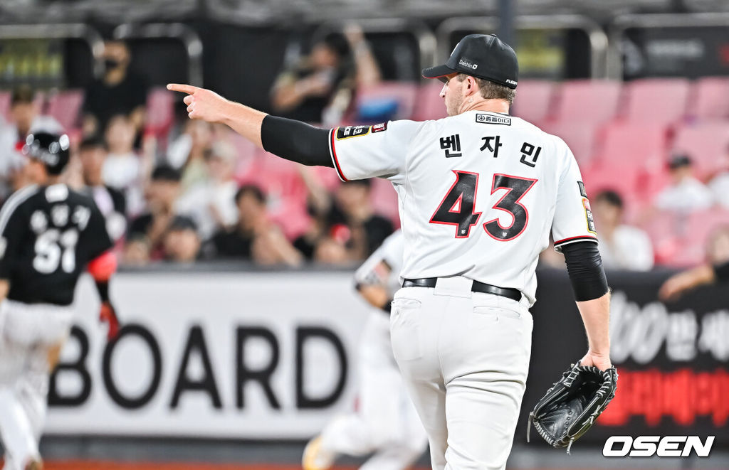 6일 오후 수원KT위즈파크에서 2023 신한은행 SOL KBO리그 KT 위즈와 LG 트윈스의 경기가 진행됐다.3회초 KT 선발투수 벤자민이 이호연 2루수의 호수비에 손짓하며 기뻐하고 있다  2023.09.06 / soul1014@osen.co.kr