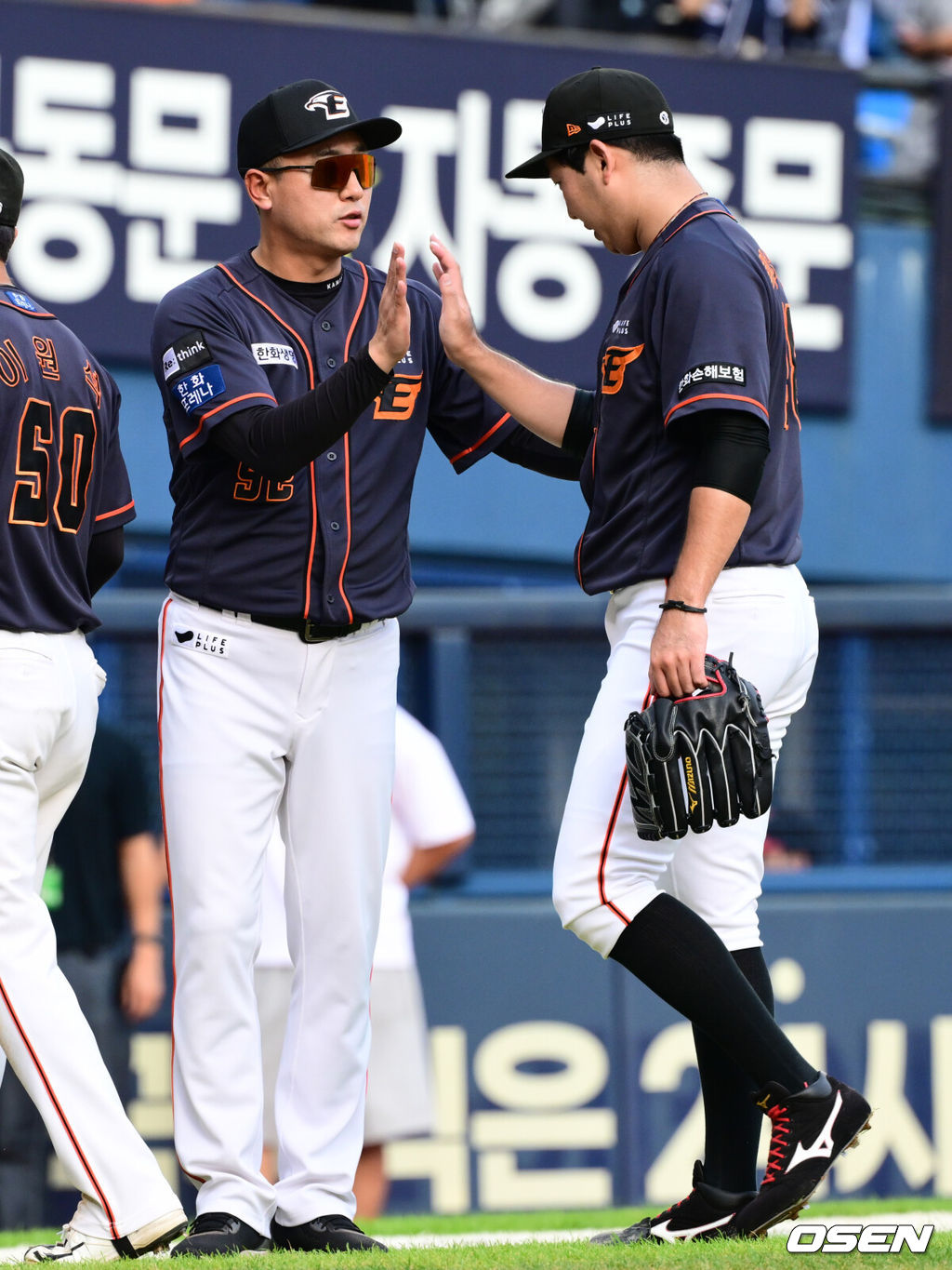 한화 최원호 감독이 박상원과 승리를 기뻐하고 있다. 2023.09.03 /cej@osen.co.kr