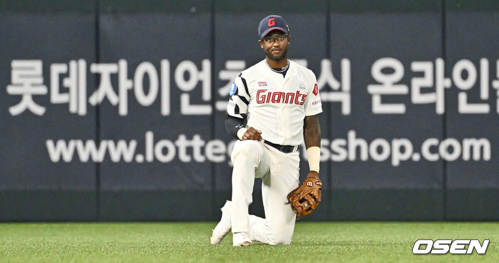 6일 울산 문수야구장에서 2023 신한은행 SOL KBO리그 롯데 자이언츠와 삼성 라이온즈의 경기가 열렸다. 롯데 자이언츠 구드럼이 2회초 무사 1,2루 오재일의 타구를 놓치고 당황한 표정을 짓고 있다. 2023.09.06 / foto0307@osen.co.kr