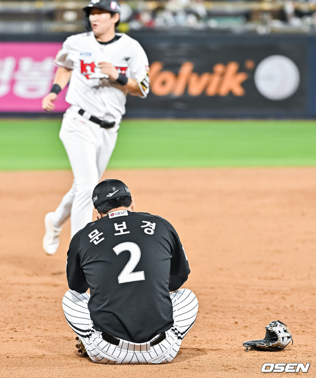 6일 오후 수원KT위즈파크에서 2023 신한은행 SOL KBO리그 KT 위즈와 LG 트윈스의 경기가 진행됐다.9회말 2사 케이티 황재균의 끝내기 안타때 3루수 문보경이 실책성 수비를 펼친뒤 주저 앉아 있다.    2023.09.06 / soul1014@osen.co.kr