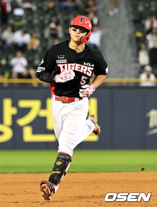 6일 오후 서울 잠실야구장에서 ‘2023 신한은행 SOL KBO리그’ 두산 베어스와 KIA 타이거즈의 경기가 열렸다.4회초 1사 3루에서 KIA 김도영이 좌월 투런 홈런을 치고 그라운드를 달리고 있다. 2023.09.06 /sunday@osen.co.kr